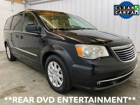 Used 2014 Chrysler Town & Country Touring image 1