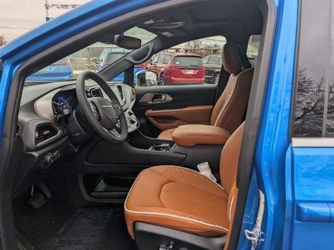New 2026 Chrysler Pacifica Pinnacle image 8