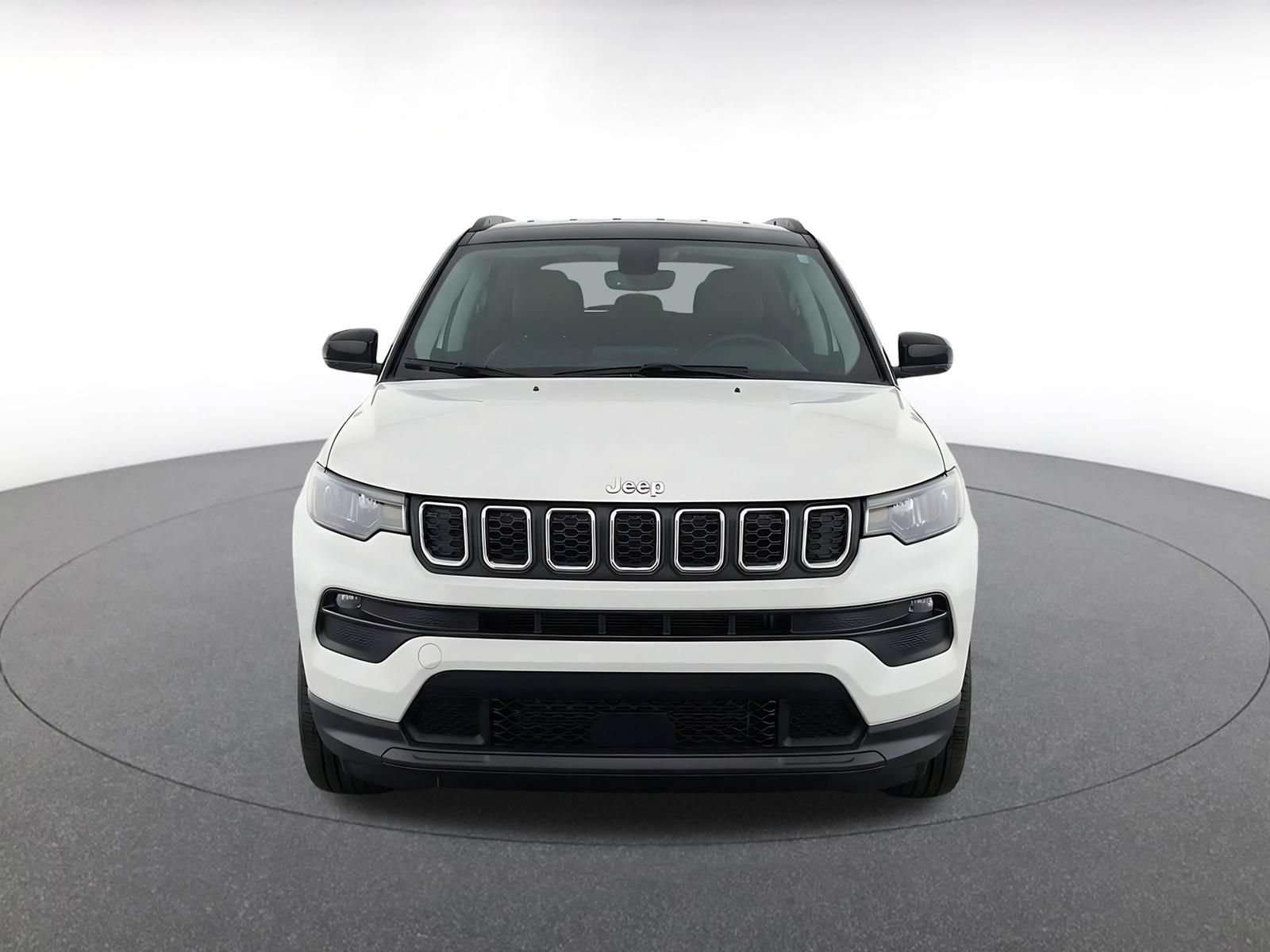 Used 2025 Jeep Compass Latitude AWD/4WD image 2