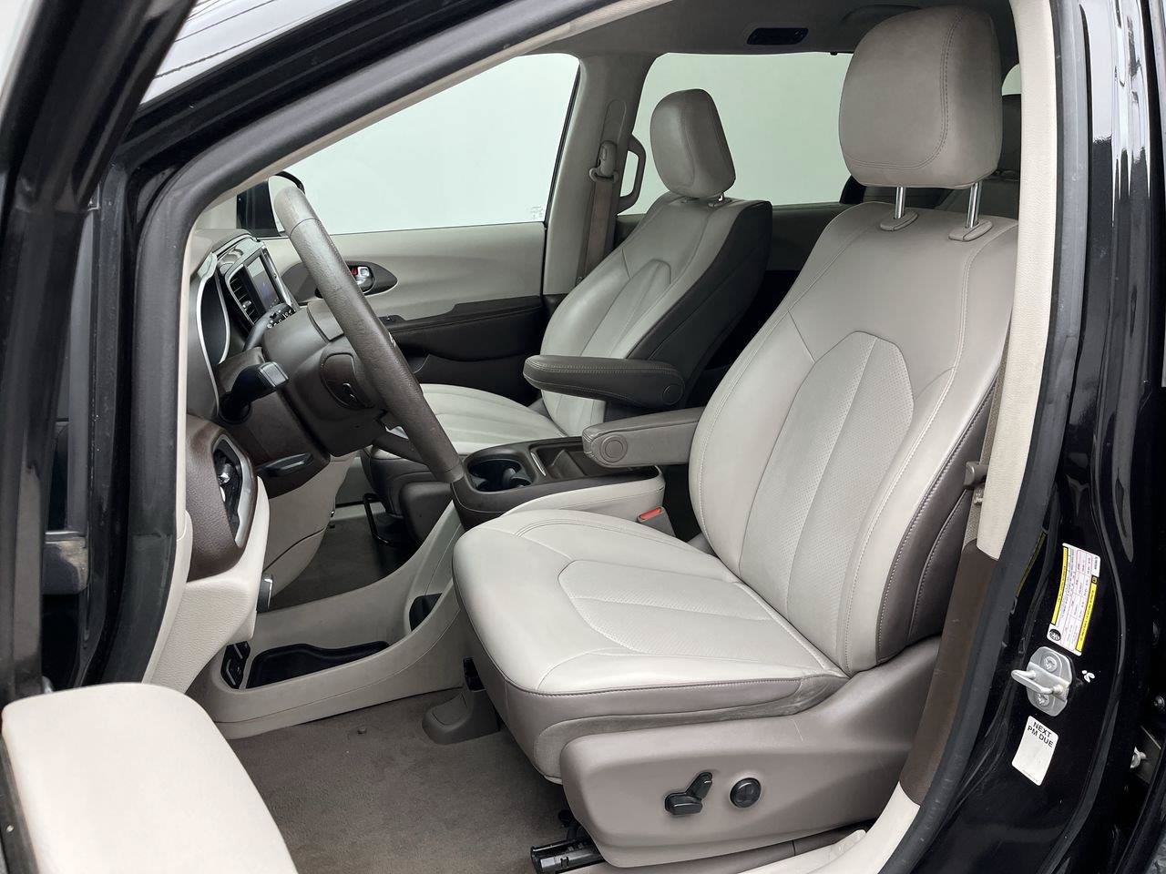 Used 2021 Chrysler Voyager Lxi FWD image 8