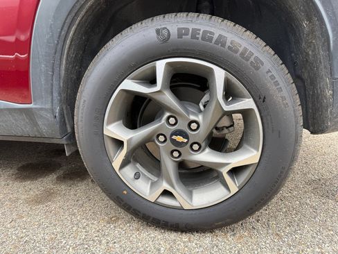 Used 2025 Chevrolet Trax LT FWD image 8