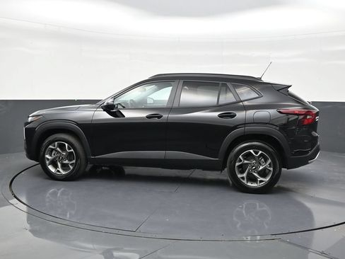 Used 2025 Chevrolet Trax LT FWD image 2
