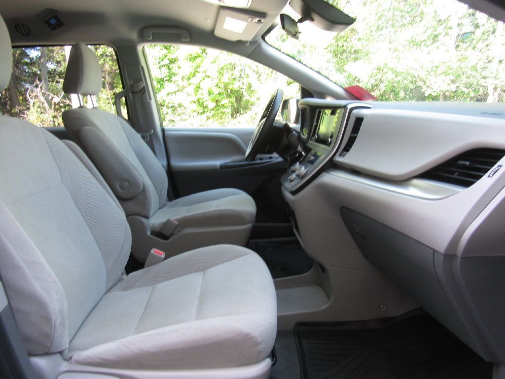 Certified 2020 Toyota Sienna L FWD image 17