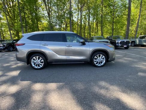 Used 2026 Toyota Highlander Limited AWD/4WD image 9