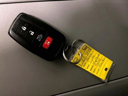 Used 2022 Toyota Highlander XLE AWD/4WD image 11