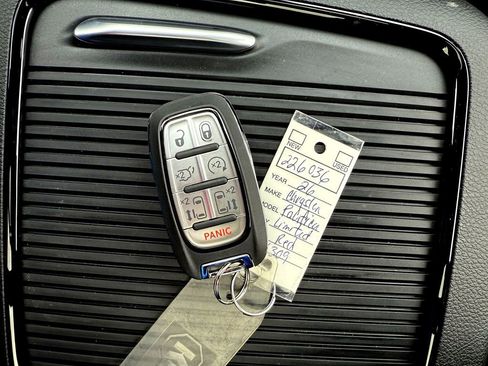 New 2026 Chrysler Pacifica Limited w/ Uconnect Theater Family Group image 33