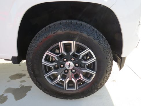 Used 2024 Chevrolet Colorado Z71 w/ Z71 Convenience Package 2 AWD/4WD image 9