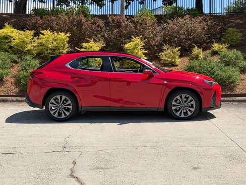 Used 2023 Lexus UX 250h F Sport FWD image 2