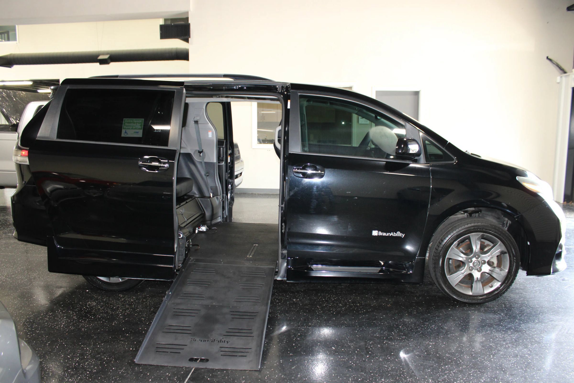 Used 2015 Toyota Sienna SE w/ SE Preferred Package FWD image 40