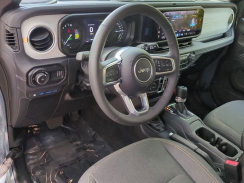 Used 2025 Jeep Wrangler Unlimited Sahara AWD/4WD image 10