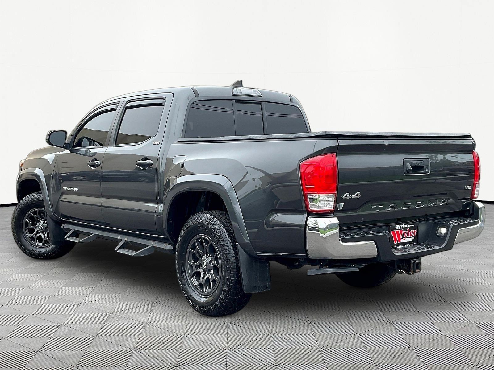 Used 2017 Toyota Tacoma SR5 w/ Tow Package AWD/4WD image 4