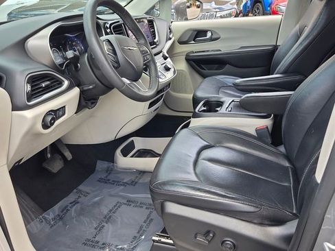 Used 2022 Chrysler Pacifica Touring-L FWD image 13