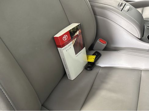 Used 2019 Toyota Highlander XLE image 29