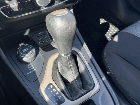 Used 2018 Jeep Cherokee Latitude w/ Altitude Package AWD/4WD image 29