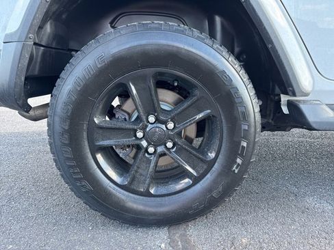 Used 2018 Jeep Wrangler Unlimited Sahara image 3