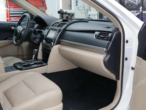 Used 2013 Toyota Camry LE FWD image 32