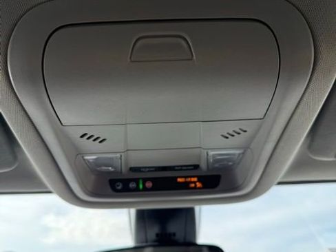 Used 2021 GMC Acadia SLE w/ Driver Convenience Package image 9