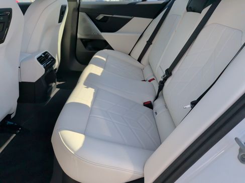 Used 2027 BMW i5 eDrive40 w/ M Sport Package RWD image 41