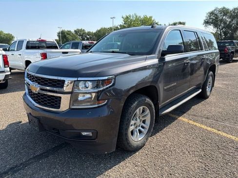 Used 2017 Chevrolet Suburban LT w/ Luxury Package AWD/4WD image 4
