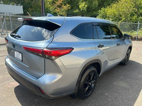 Used 2022 Toyota Highlander XLE AWD/4WD image 5