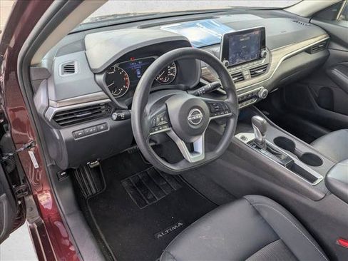 Used 2025 Nissan Altima 2.5 SV FWD image 9