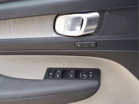 Used 2023 Volvo XC40 B5 Plus image 19