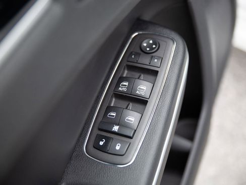 Used 2023 Chrysler 300 Touring L image 19