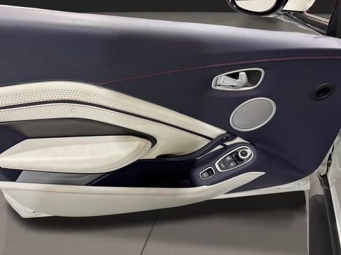 Used 2023 Aston Martin V8 Vantage Roadster RWD image 7