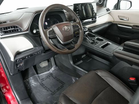 Used 2021 Toyota Sienna Limited image 20