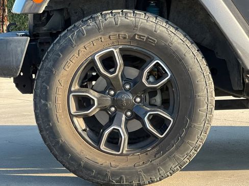 Used 2017 Jeep Wrangler Unlimited Sahara image 27