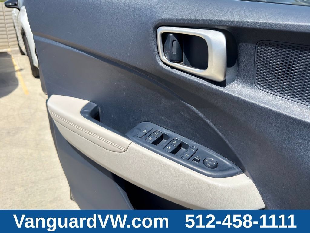 Used 2022 Hyundai Venue Limited FWD image 22