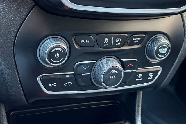 Used 2019 Jeep Cherokee Latitude w/ Popular Appearance Group AWD/4WD image 23