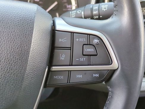 Used 2022 Toyota Highlander XLE image 25