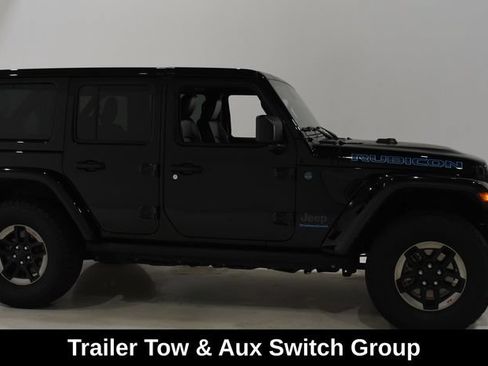 Used 2025 Jeep Wrangler Unlimited Sahara AWD/4WD image 3