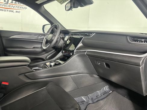 Used 2024 Jeep Grand Cherokee L Altitude AWD/4WD image 33