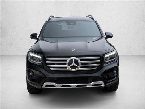 Used 2025 Mercedes-Benz GLB 250 4MATIC image 2