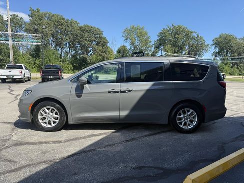 Used 2022 Chrysler Pacifica Touring-L w/ Uconnect Theater Family Group FWD image 6