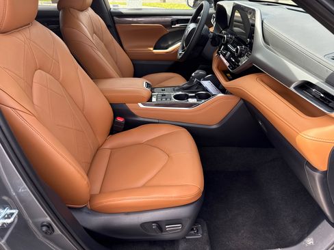 New 2026 Toyota Highlander Platinum image 16