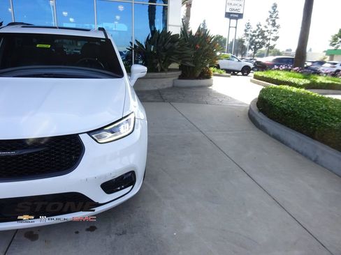 Used 2021 Chrysler Pacifica Touring-L w/ Uconnect Theater Family Group image 35