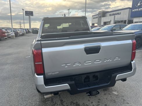 Used 2025 Toyota Tacoma SR5 AWD/4WD image 17