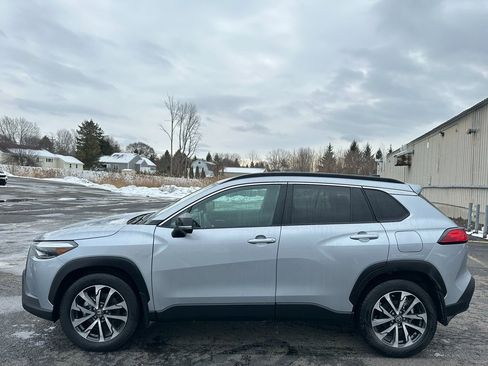 Used 2025 Toyota Corolla Cross XLE image 8