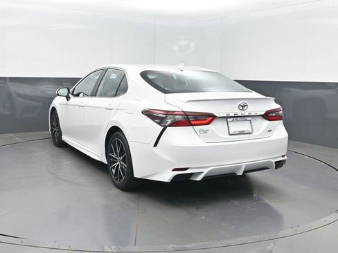 Used 2022 Toyota Camry SE image 3