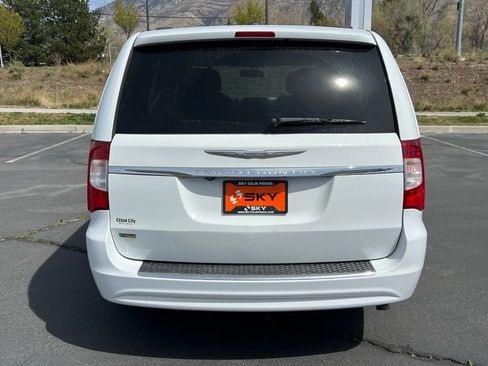 Used 2015 Chrysler Town & Country Touring image 12