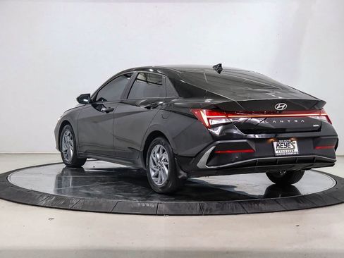 Used 2025 Hyundai Elantra Hybrid FWD image 2