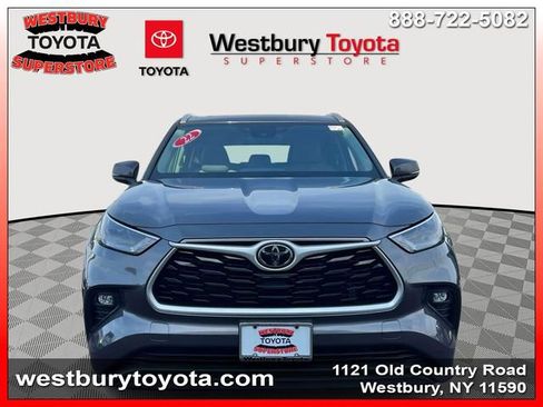 Used 2022 Toyota Highlander XLE AWD/4WD image 3