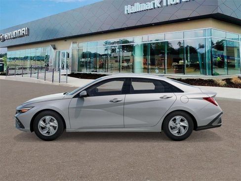 New 2026 Hyundai Elantra SE image 3