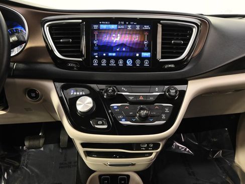 Used 2017 Chrysler Pacifica Touring-L Plus FWD image 28
