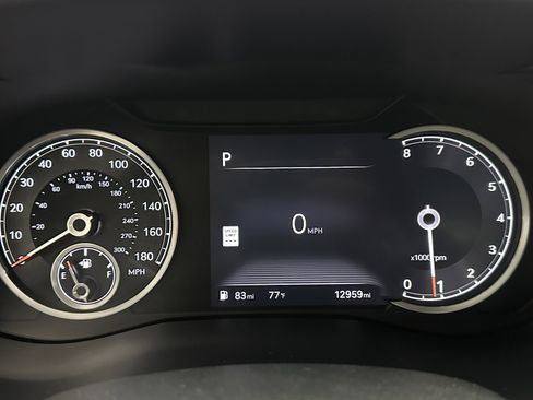 Used 2025 Genesis G70 2.5T image 11