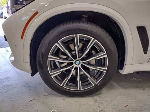 Used 2023 BMW X5 xDrive40i w/ M Sport Package AWD/4WD image 5