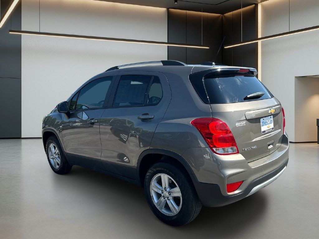 Used 2022 Chevrolet Trax LT w/ Premium Seat Package AWD/4WD image 3